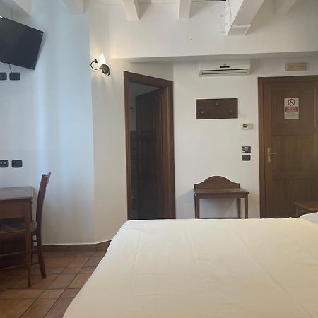 Hotel Capomulini 3 Stelle อาชิเรอาเล ภายนอก รูปภาพ