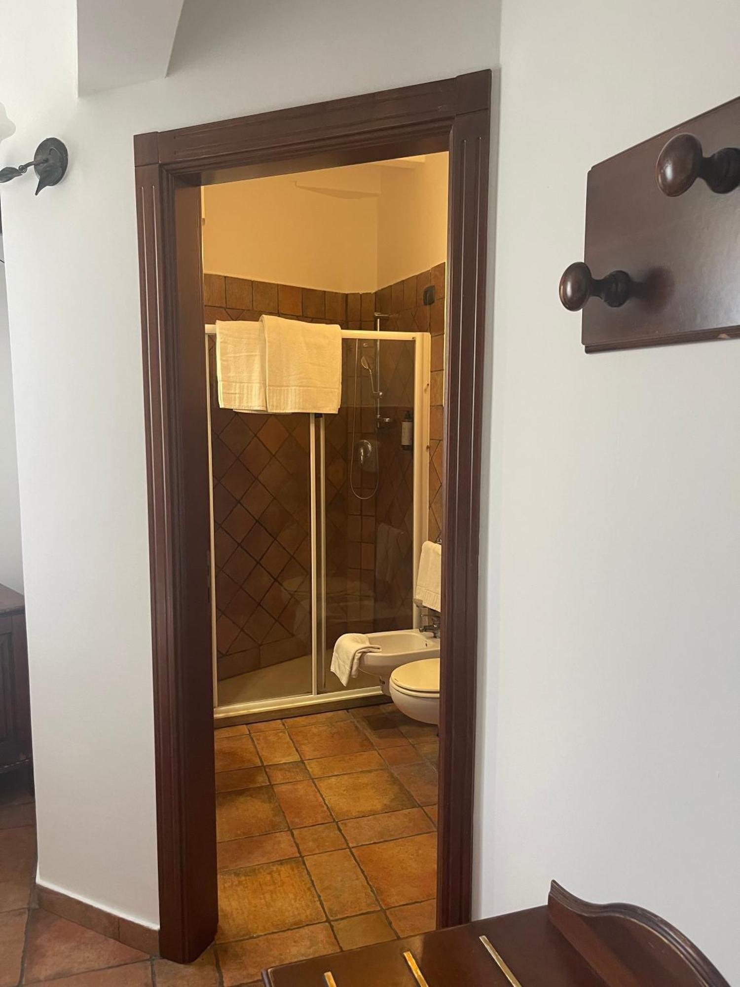 Hotel Capomulini 3 Stelle อาชิเรอาเล ภายนอก รูปภาพ