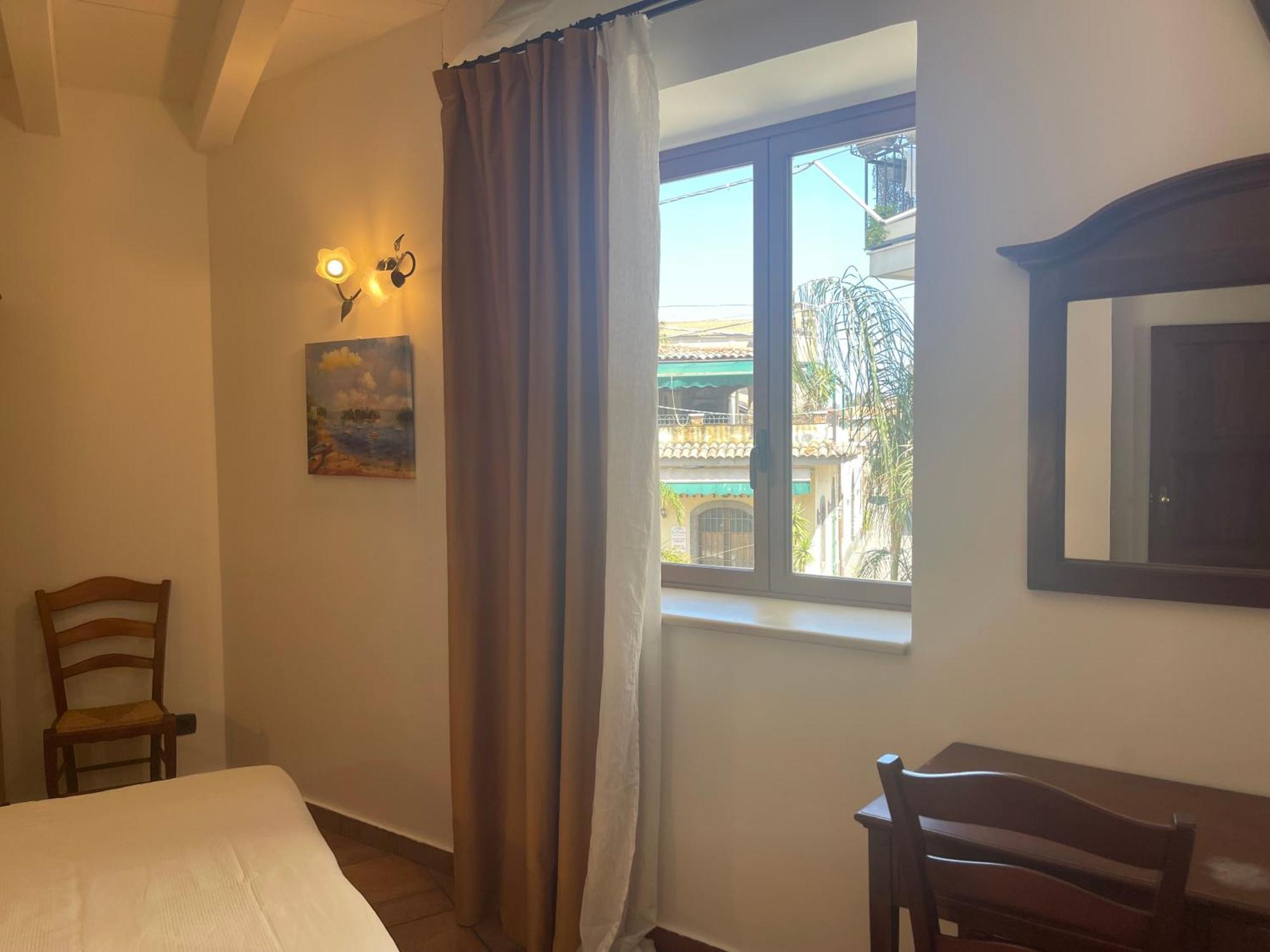 Hotel Capomulini 3 Stelle อาชิเรอาเล ภายนอก รูปภาพ
