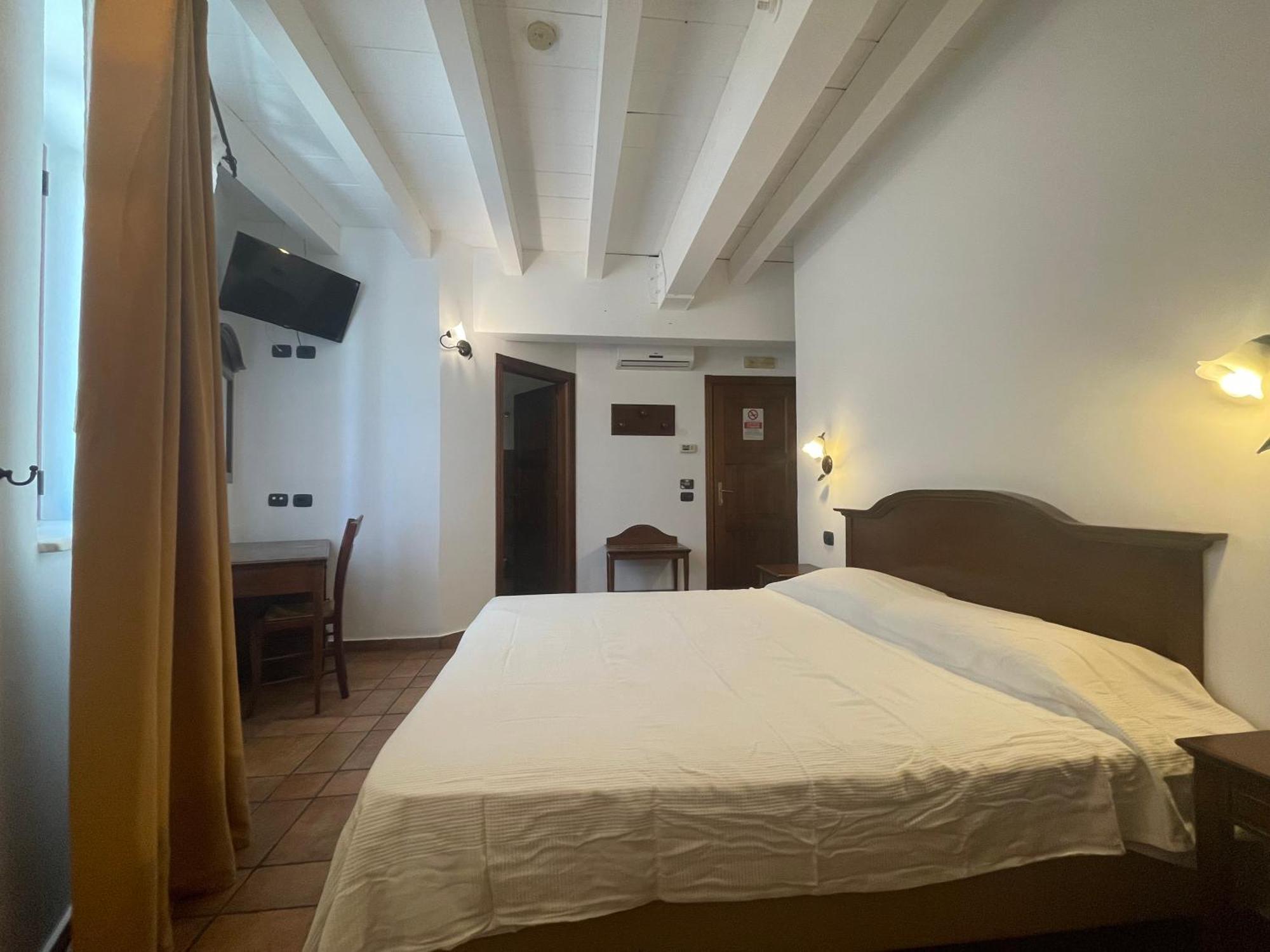 Hotel Capomulini 3 Stelle อาชิเรอาเล ภายนอก รูปภาพ