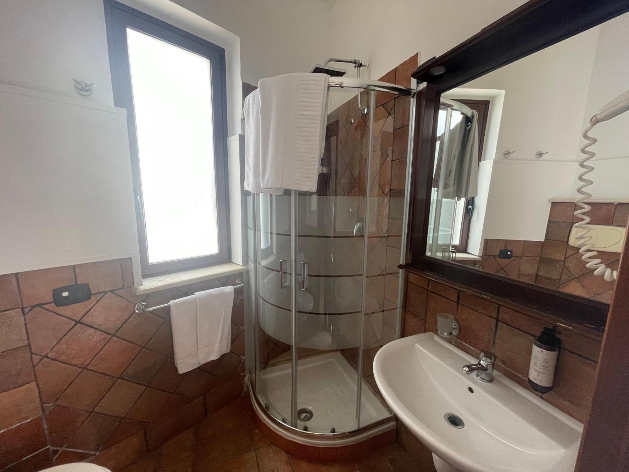 Hotel Capomulini 3 Stelle อาชิเรอาเล ภายนอก รูปภาพ
