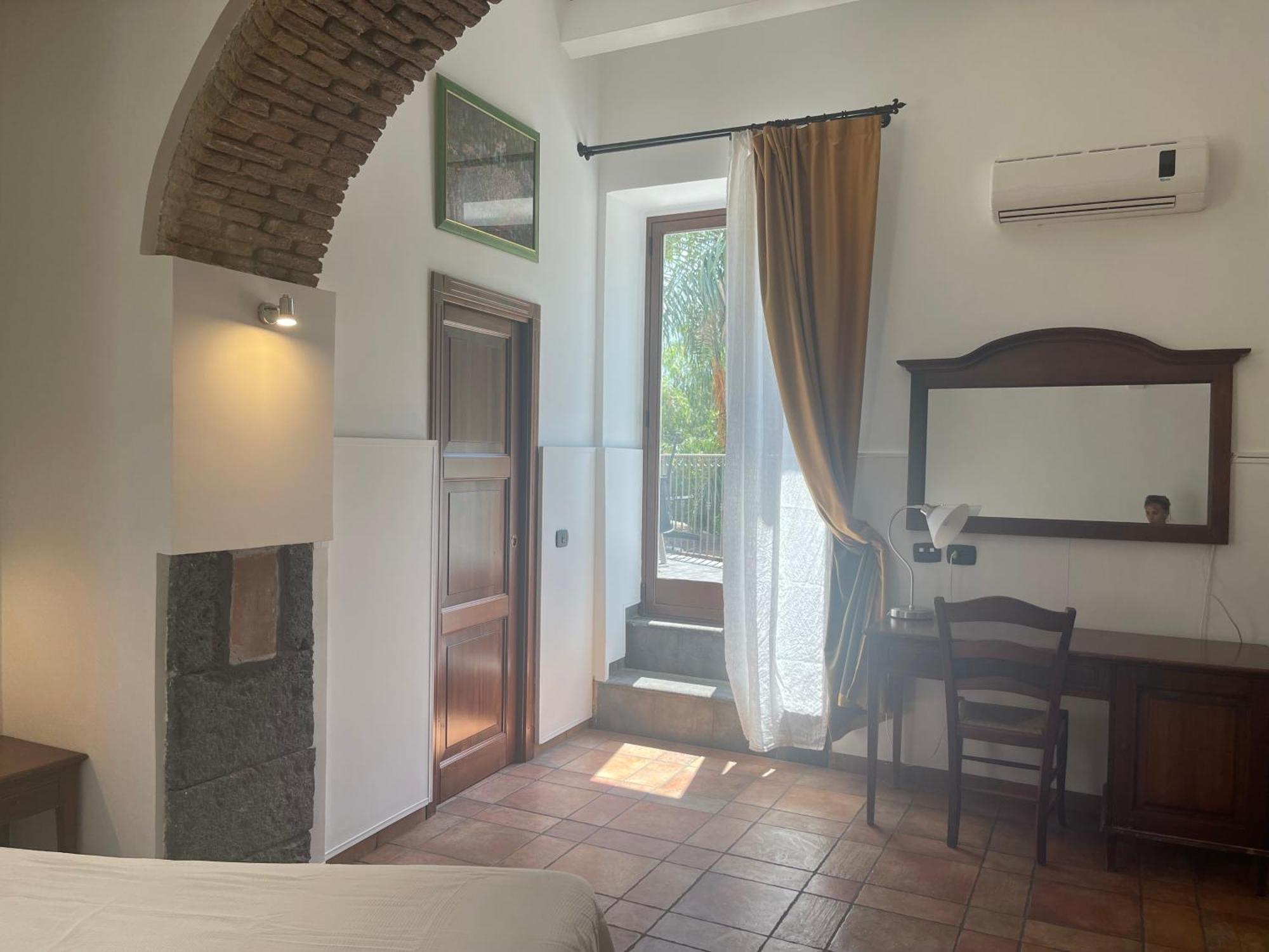 Hotel Capomulini 3 Stelle อาชิเรอาเล ภายนอก รูปภาพ