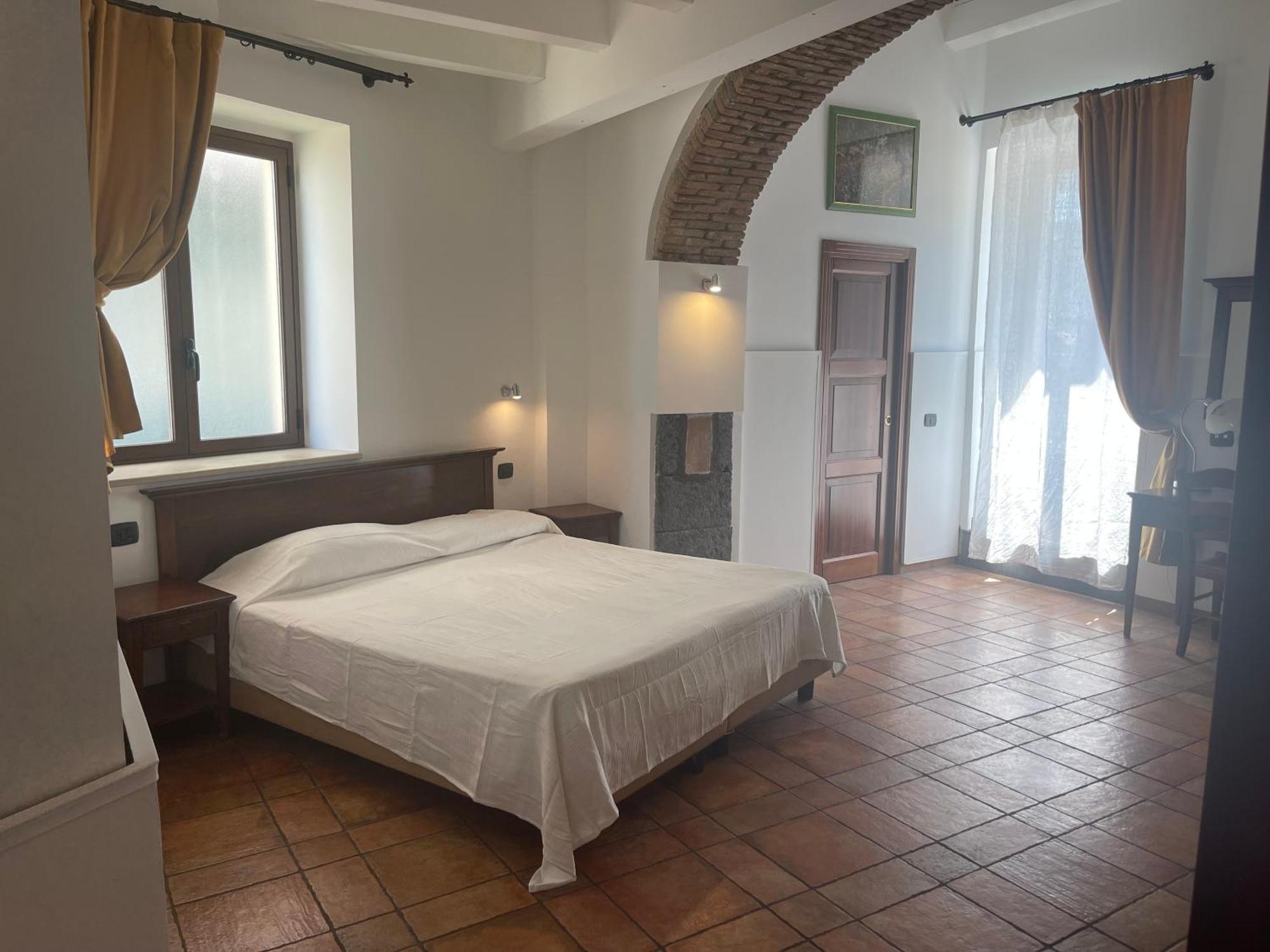 Hotel Capomulini 3 Stelle อาชิเรอาเล ภายนอก รูปภาพ
