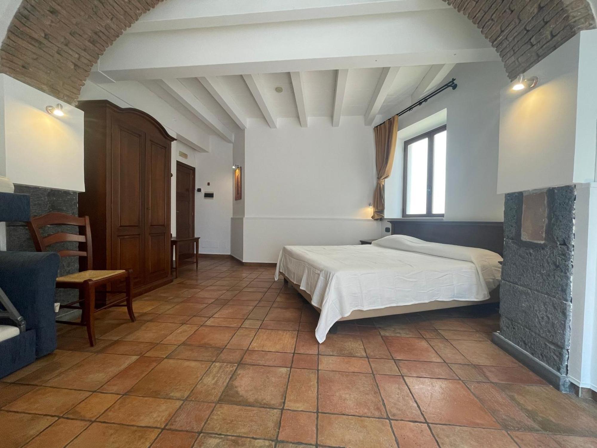 Hotel Capomulini 3 Stelle อาชิเรอาเล ภายนอก รูปภาพ