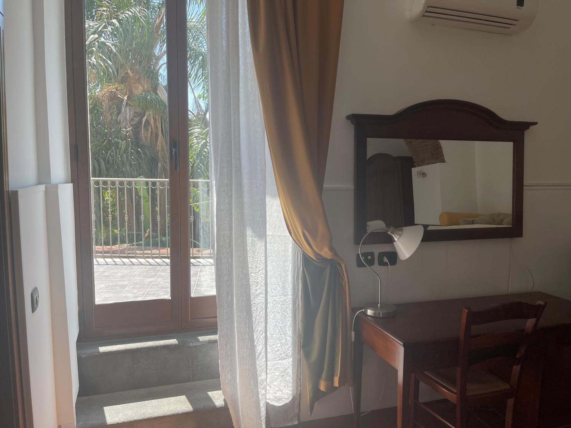 Hotel Capomulini 3 Stelle อาชิเรอาเล ภายนอก รูปภาพ