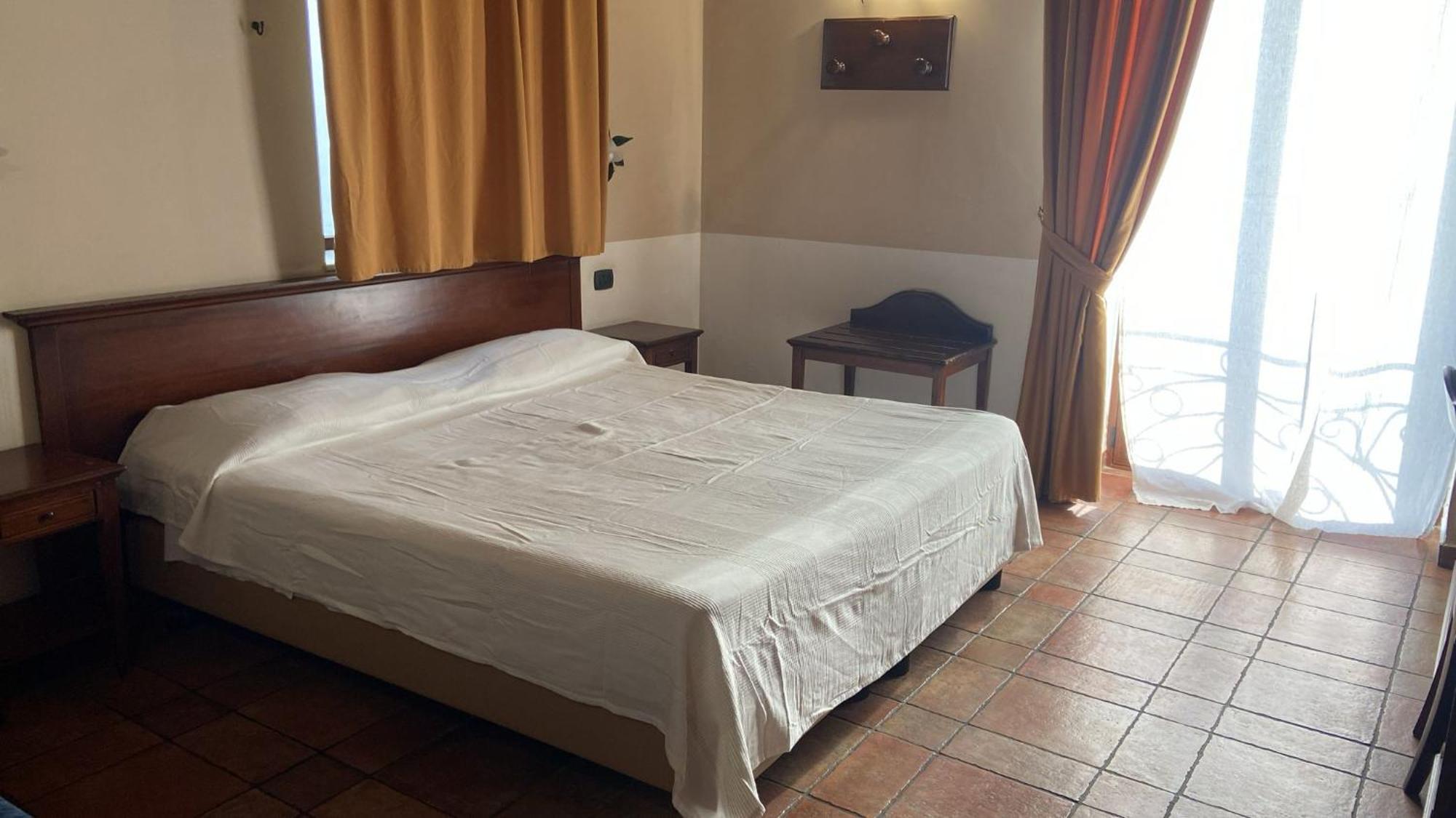 Hotel Capomulini 3 Stelle อาชิเรอาเล ภายนอก รูปภาพ