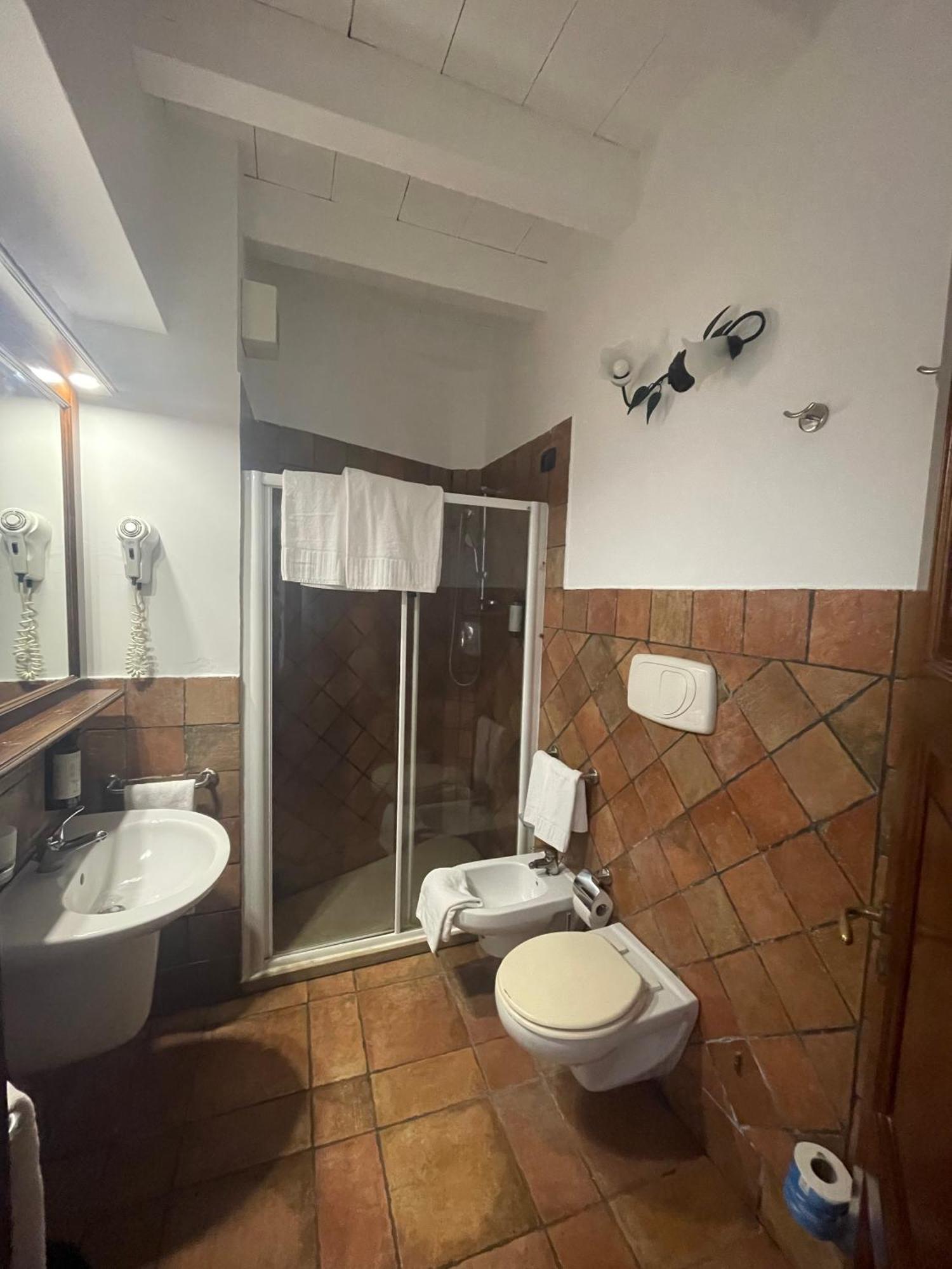 Hotel Capomulini 3 Stelle อาชิเรอาเล ภายนอก รูปภาพ