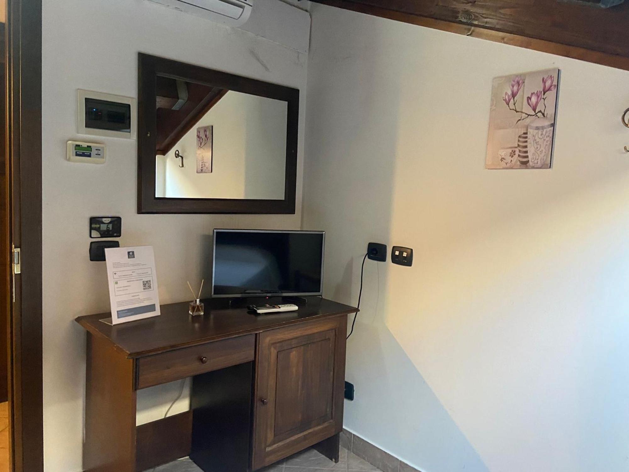 Hotel Capomulini 3 Stelle อาชิเรอาเล ภายนอก รูปภาพ