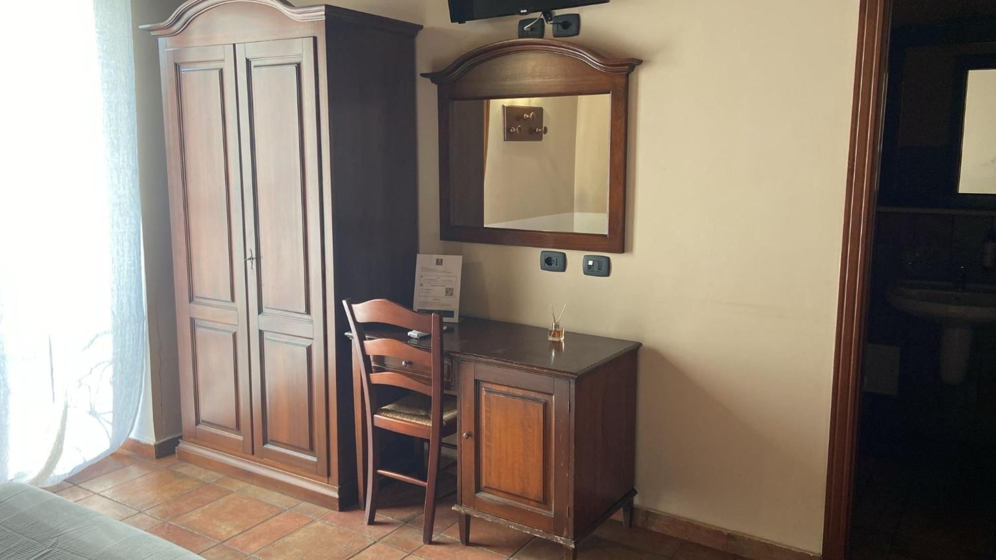 Hotel Capomulini 3 Stelle อาชิเรอาเล ภายนอก รูปภาพ