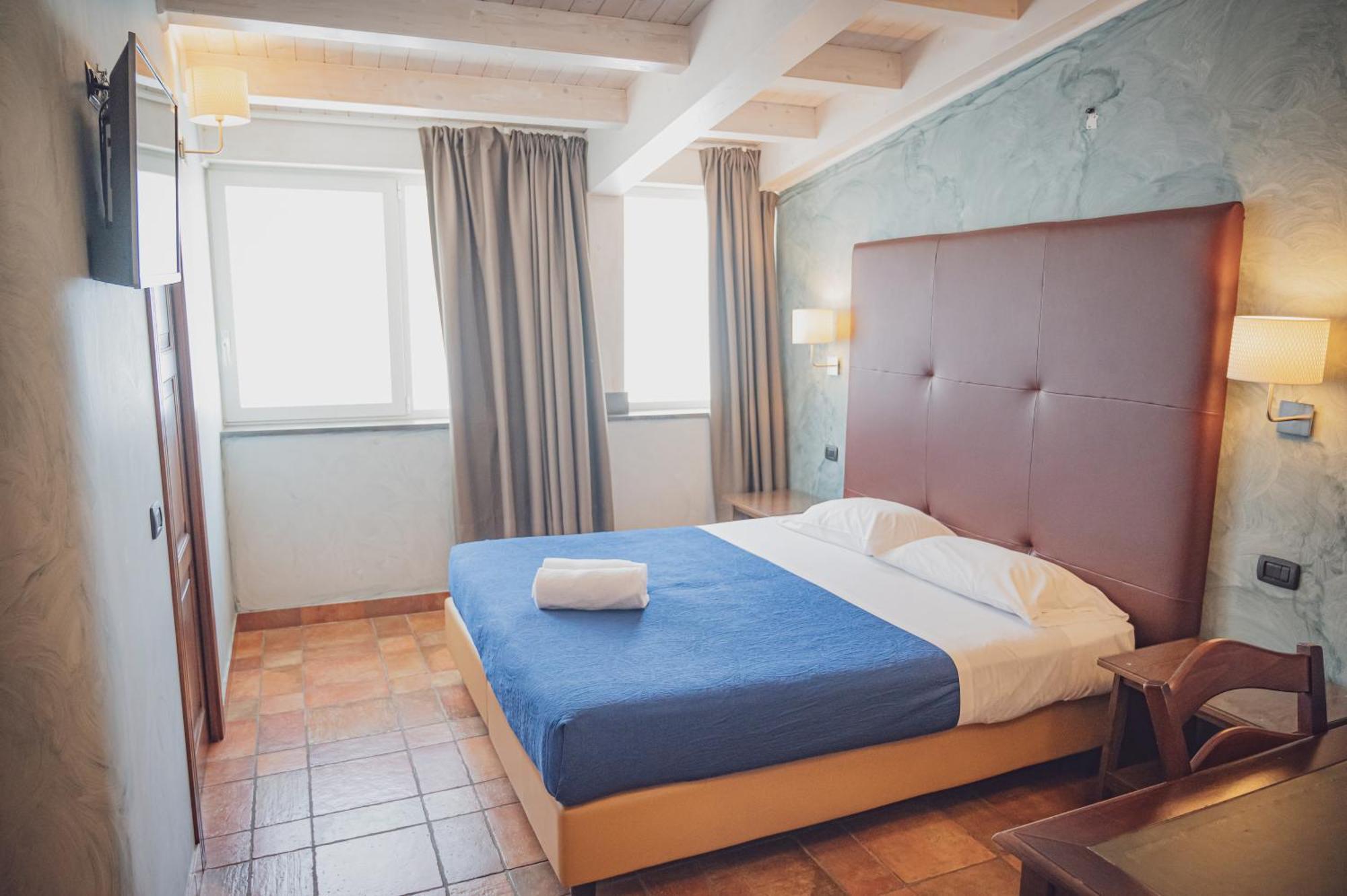 Hotel Capomulini 3 Stelle อาชิเรอาเล ภายนอก รูปภาพ