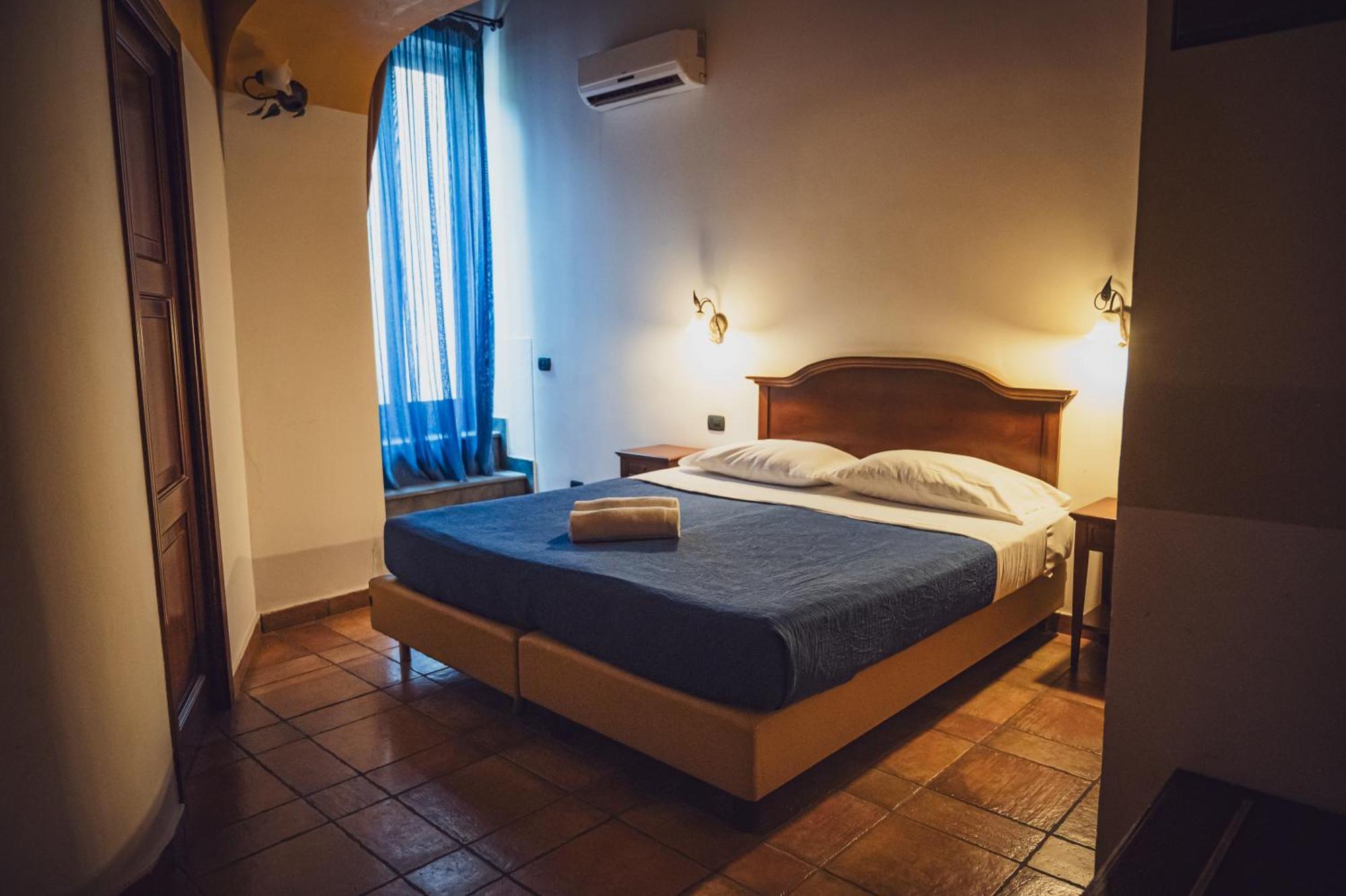 Hotel Capomulini 3 Stelle อาชิเรอาเล ภายนอก รูปภาพ