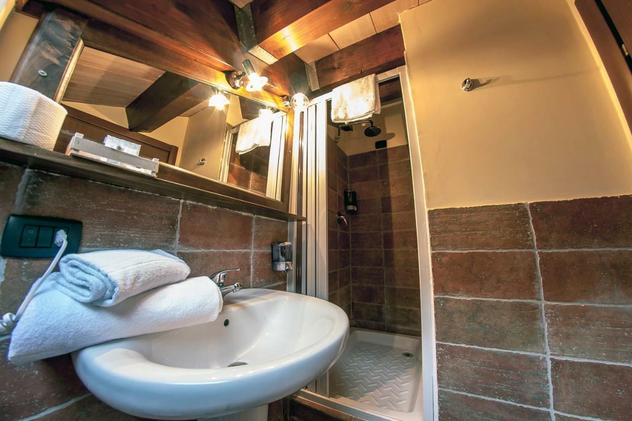 Hotel Capomulini 3 Stelle อาชิเรอาเล ภายนอก รูปภาพ
